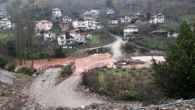 Bartın'da Yağmur Dereleri Taşırdı, 5 Köy Yolu Ulaşıma Kapandı