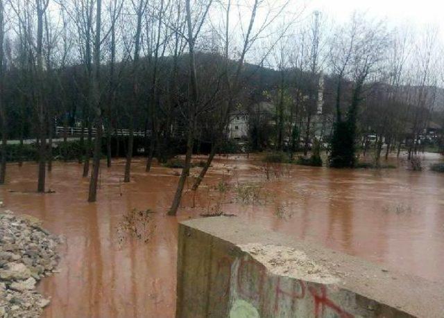 Bartın'da Yağmur Dereleri Taşırdı, 5 Köy Yolu Ulaşıma Kapandı