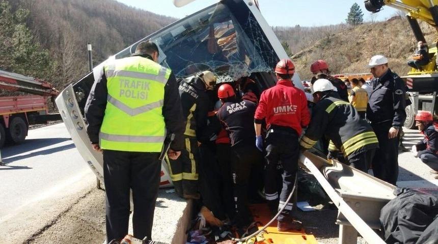 Bursa&rsquo;da Yolcu Otob&uuml;s&uuml; Devrildi: 5 &Ouml;l&uuml;, &Ccedil;ok Sayıda Yaralı Var