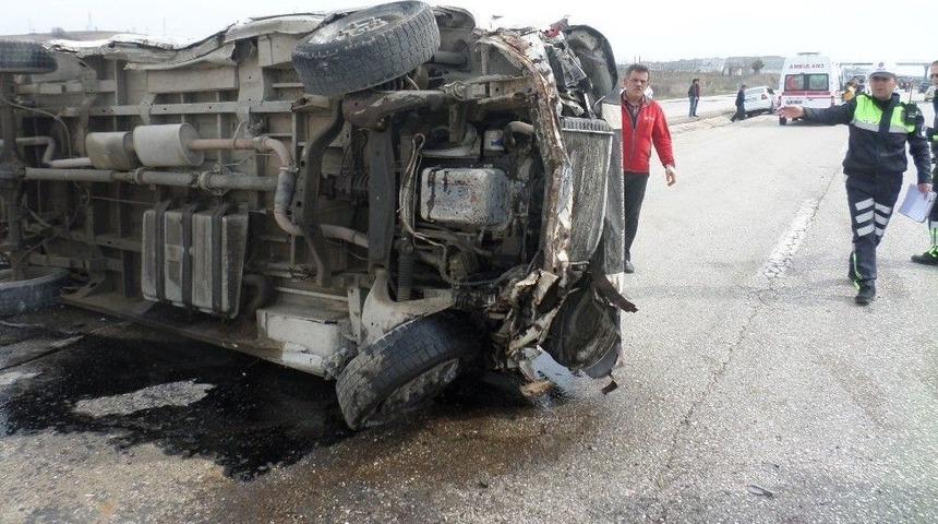 Otomobille &Ccedil;arpışan Minib&uuml;s Devrildi: 7 Yaralı