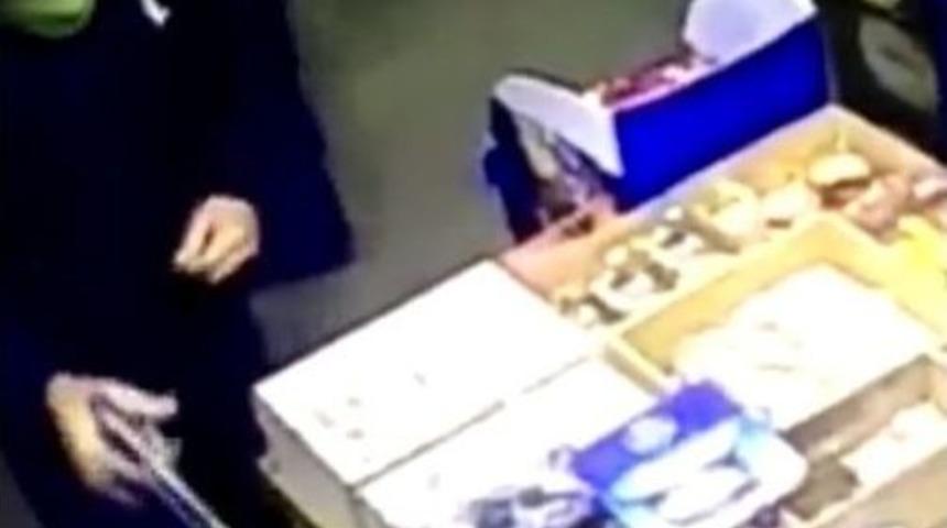 İş Yeri Sahibi Direndi, Maskeli Ve Silahlı Soyguncuları P&uuml;sk&uuml;rtt&uuml;