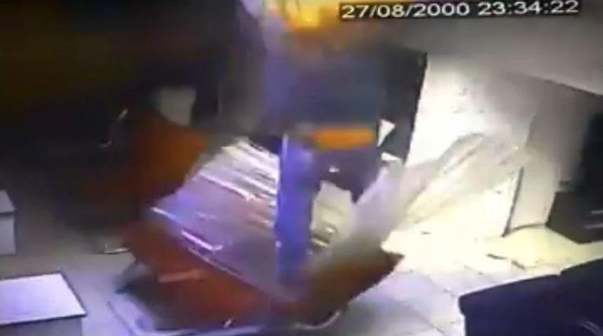 Suriyeli, Soğan &Ccedil;uvalıyla Birlikte Oyun Salonunun Ortasına D&uuml;şt&uuml;