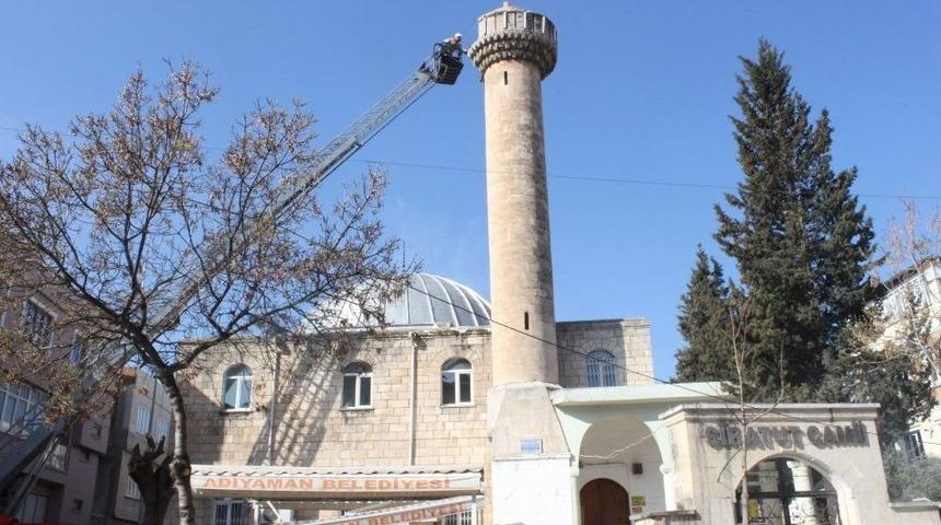 Depremde Zarar G&ouml;ren Minarenin Şerefesi Yıkıldı