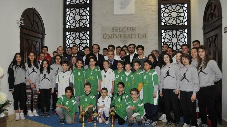 Basketbolcular Kupalarıyla Rekt&ouml;r Şahin&rsquo;i Ziyaret Etti