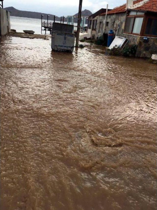 Bodrum'da Patlayan Boru, Yolları Göle Çevirdi