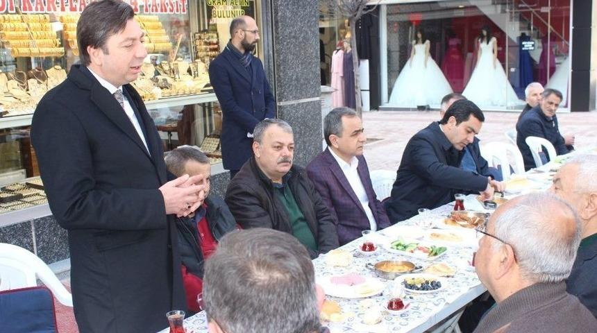 &Ccedil;arşı Esnafı İle Buluşan Belediye Başkanı Bah&ccedil;eci Ve Ak Parti İl Başkanı Kendirli Referandumu Anlattı