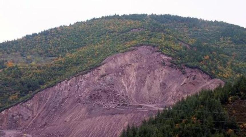 Toprak Kayması Oldu, Taş Ocağı M&uuml;h&uuml;rlendi