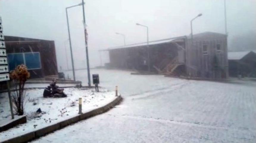 İzmir&rsquo;e Kar Yağdı, Vatandaşlar Şaşkına D&ouml;nd&uuml;