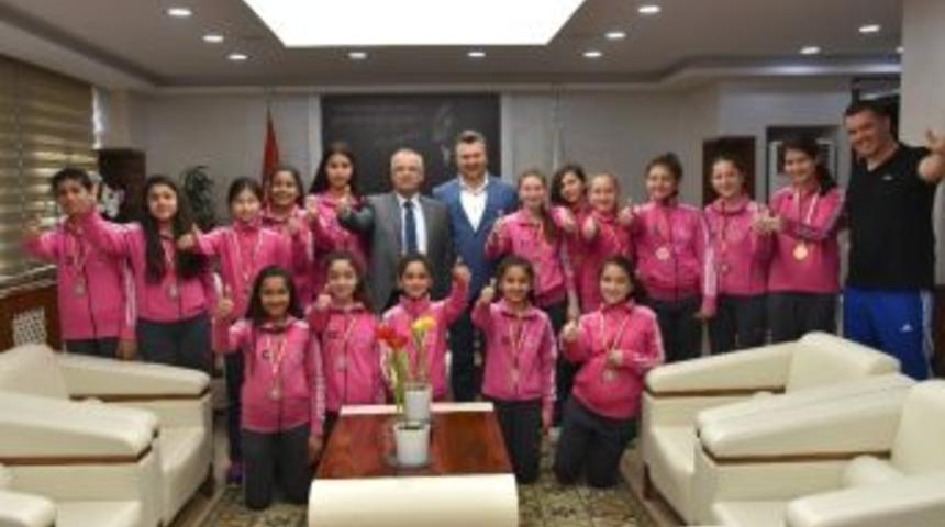 Başkan Kayda, Şampiyon Kızları Ağırladı