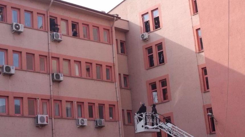 Hakimin G&ouml;z&uuml; &Ouml;n&uuml;nde Mahkeme Salonundaki Pencereye &Ccedil;ıktı