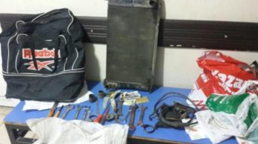 Ara&ccedil;tan Hırsızlık Yapan Zanlı Su&ccedil;&uuml;st&uuml; Yakalandı