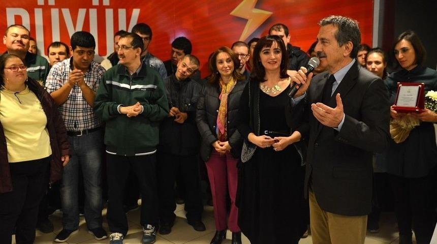 Kadınlar G&uuml;n&uuml; İ&ccedil;in Sevgiyle &Ouml;rd&uuml;ler