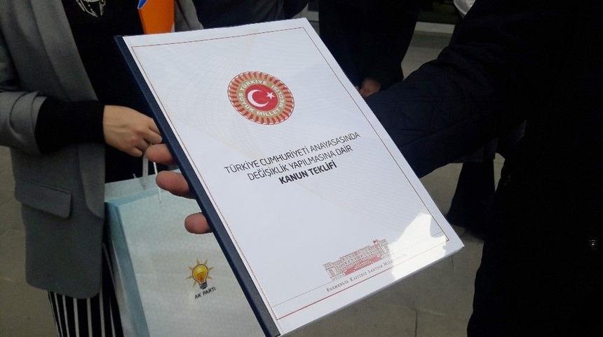 Ak Parti Gen&ccedil;lik Kolları, &ldquo;anayasa Değişilik Teklifi&rdquo;ni Postayla Kılı&ccedil;daroğlu&rsquo;na G&ouml;nderdi