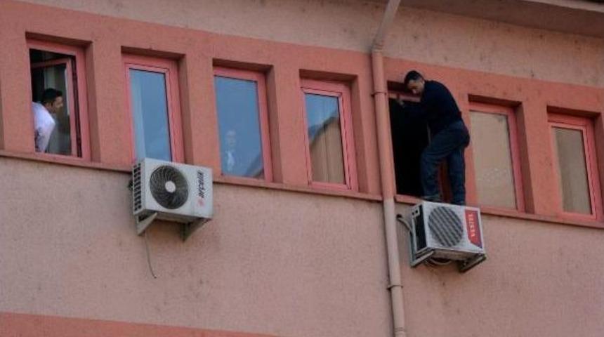 Oğlunu G&ouml;remeyen Baba, Duruşmada Intihara Kalkıştı