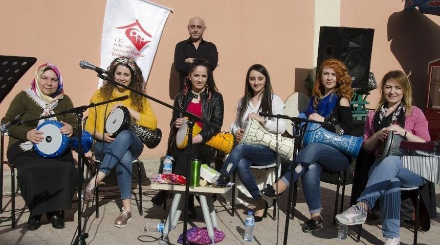 Davullarıyla, Darbukalarla D&uuml;nya Kadınlar G&uuml;n&uuml; En Eğlenceli Haliyle Kutladılar