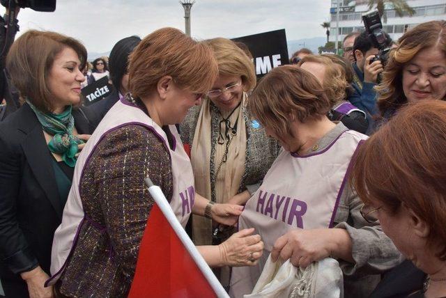 İzmir’de Chp’li Kadınlardan Bedenleriyle ‘hayır’