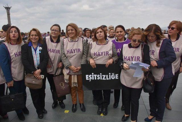 İzmir’de Chp’li Kadınlardan Bedenleriyle ‘hayır’