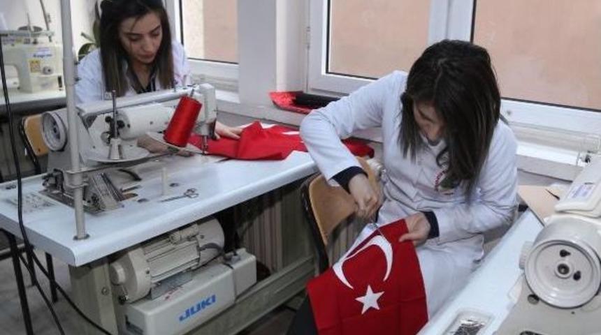 Kız &Ouml;ğrenciler Şehitler I&ccedil;in 250 T&uuml;rk Bayrağı Dikti