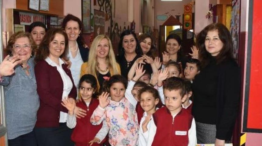 '&ccedil;i&ccedil;ek Okul'un M&uuml;d&uuml;r&uuml;, &Ouml;ğretmenleri Ve Hizmetlilerinin Hepsi Kadın