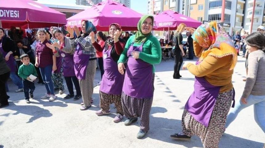 Mersin&rsquo;de &Uuml;retici Kadınlar, Şalvarla Zumba Dansı Yaptı