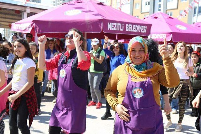 Mersin’de Üretici Kadınlar, Şalvarla Zumba Dansı Yaptı