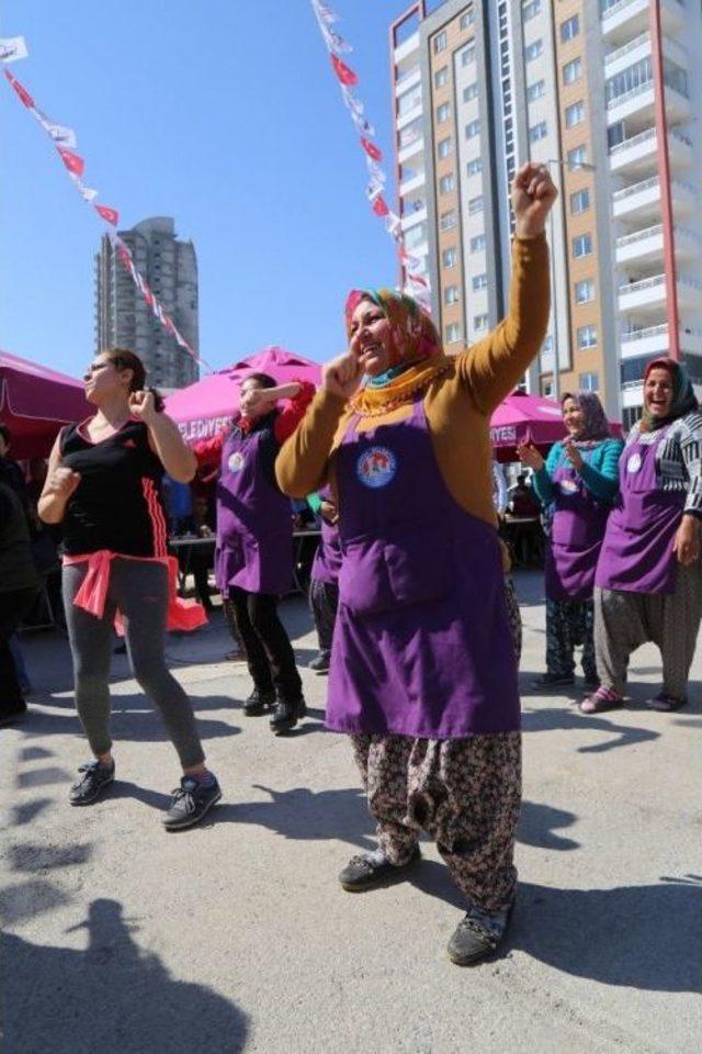 Mersin’de Üretici Kadınlar, Şalvarla Zumba Dansı Yaptı