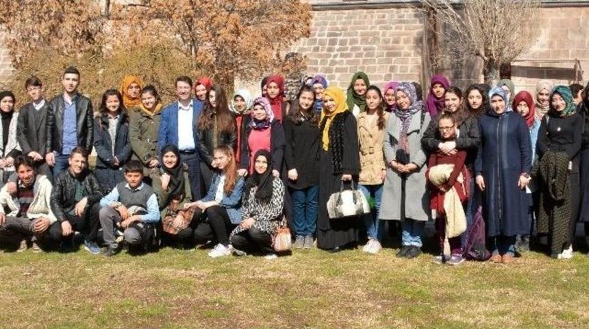 Başkan Yazgı, Anadolu Mektebi Okuma Grubu &Ouml;ğrencileriyle Buluştu