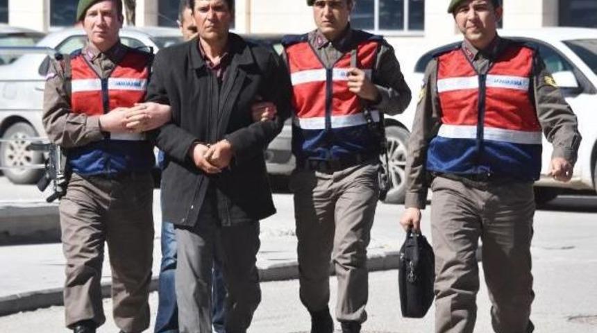 Babasını Ve Amcasını &Ouml;ld&uuml;rmekten Aranan Zanlı, Bağ Evinde Yakalandı