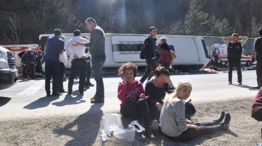 Kadınlar G&uuml;n&uuml;'ne Gidenlerin Otob&uuml;s&uuml; Devrildi: 7 &Ouml;l&uuml;, 34 Yaralı (3)