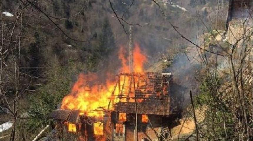 &Ccedil;ayeli&rsquo;Nde Ahşap Evde Yatalak Hasta Yanarak &Ouml;ld&uuml;