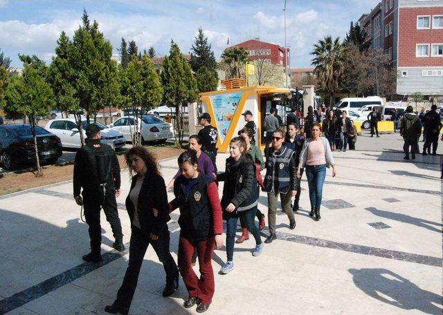 Şanlıurfa’da Gözaltına Alınan 21 Kadın Adliyeye Sevk Edildi