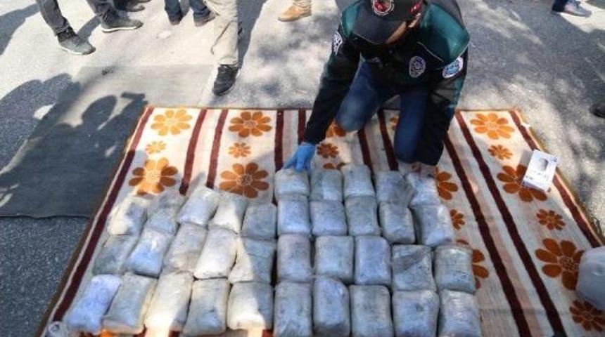 Kocaeli'de Yolcu Otob&uuml;s&uuml;nde 100 Kilo Eroin Ele Ge&ccedil;irildi