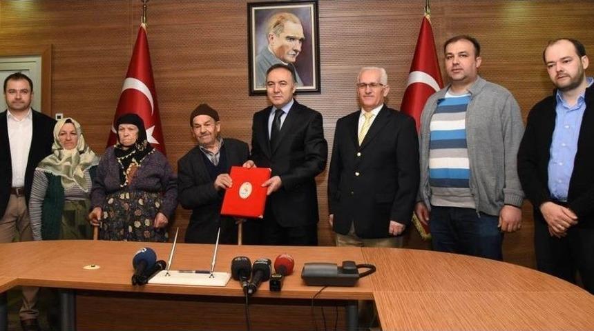 &Ccedil;ift&ccedil;i Emeklisinden Okula 1 Milyon 700 Bin Tl Bağış