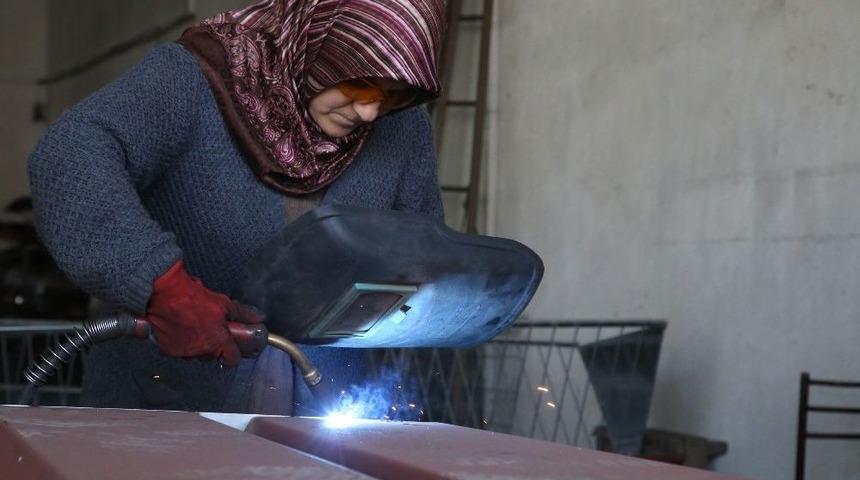 Kocası Kalifiye Eleman Bulamayınca Yanına &Ccedil;ırak Olarak Başladı, 5 Yılda Usta Oldu