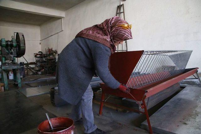 Kocası Kalifiye Eleman Bulamayınca Yanına Çırak Olarak Başladı, 5 Yılda Usta Oldu