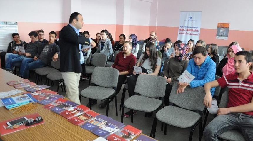 Anadolu &Uuml;niversitesi&rsquo;nin İkinci &Uuml;niversite Fırsatı Liselerde Anlatılıyor
