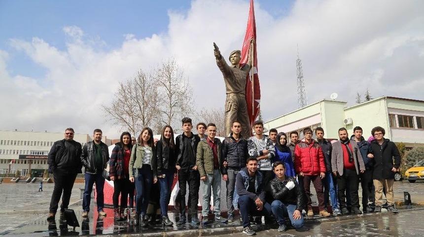 Ereğlili Gen&ccedil;lerden &Ouml;mer Halisdemir&rsquo;in Kabrine Ziyaret