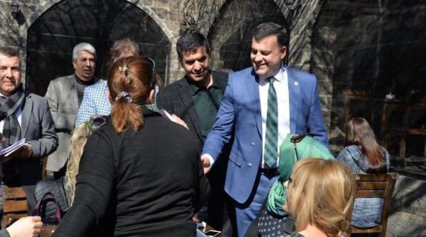 Chp'liler Diyarbakır'da 'neden Hayır' Broş&uuml;rleri Dağıttı