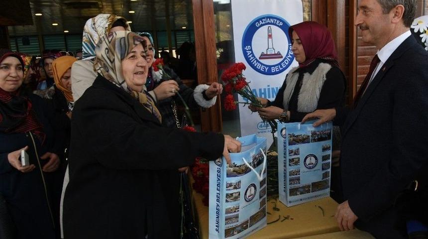 Şahinbeyli Kadınlara &Ccedil;i&ccedil;ek Ve Hediyeler Verildi