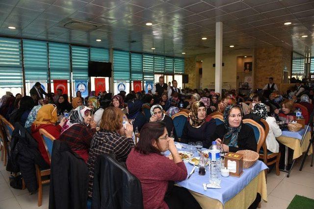 Şahinbeyli Kadınlara Çiçek Ve Hediyeler Verildi