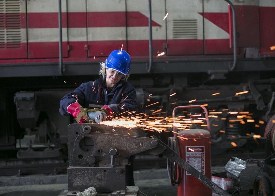 Sanat&ccedil;ı Kadınlar İş&ccedil;i Olup "sen De Beni Anla" Mesajı Verdi