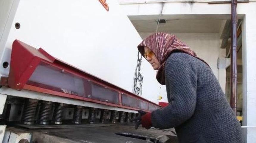 Eşine Yardım Etmek Amacıyla Başladığı Işte Ustalaştı