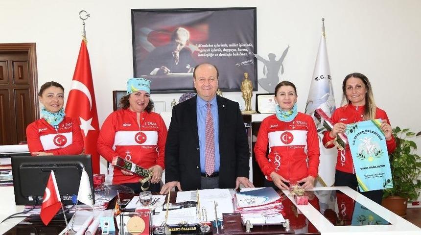 Atat&uuml;rk İ&ccedil;in Yola &Ccedil;ıkan Bisiklet&ccedil;i Kadınlardan Başkan &Ouml;zakcan&rsquo;a Ziyaret