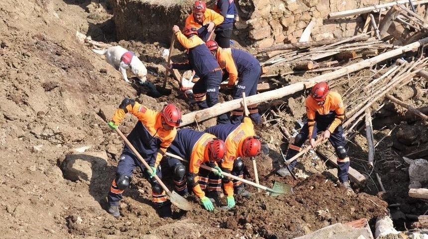 K&ouml;yde Yapılan Heyelan Tatbikatı Ger&ccedil;eği Aratmadı