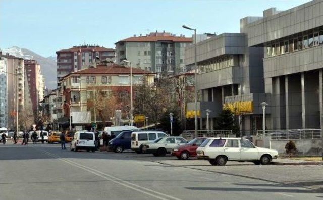 Bomba Sanılan Paketten Oyuncak Araba Kumandası Çıktı