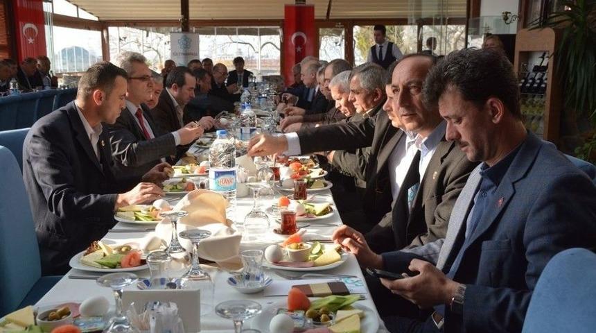 Başkan Eşkinat Muhtarlarla Kahvaltıda Bir Araya Geldi