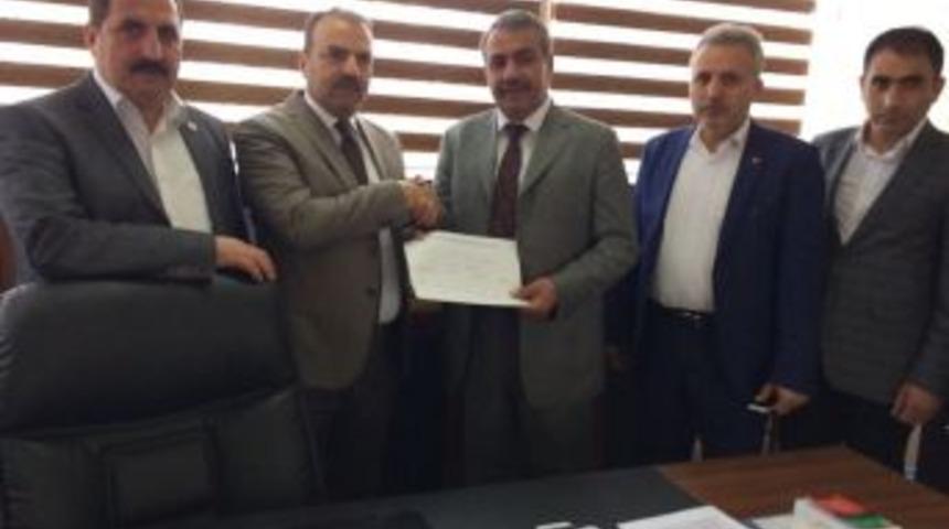 Se&ccedil;imi Kazanan Muhtar Mazbatasını Aldı