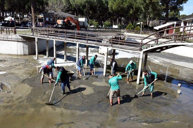 Sümer Rekreasyon Alanındaki Göletler Temizleniyor