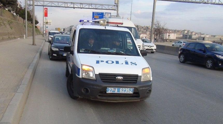 Polisin &lsquo;dur&rsquo; İhtarına Uymayan S&uuml;r&uuml;c&uuml; Silahını Atarak Ka&ccedil;maya &Ccedil;alıştı