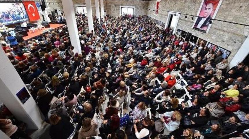 İzmir'de Buluşan Kadınlardan 'biz Bir Olduk&ccedil;a G&uuml;&ccedil;l&uuml;y&uuml;z' Mesajı